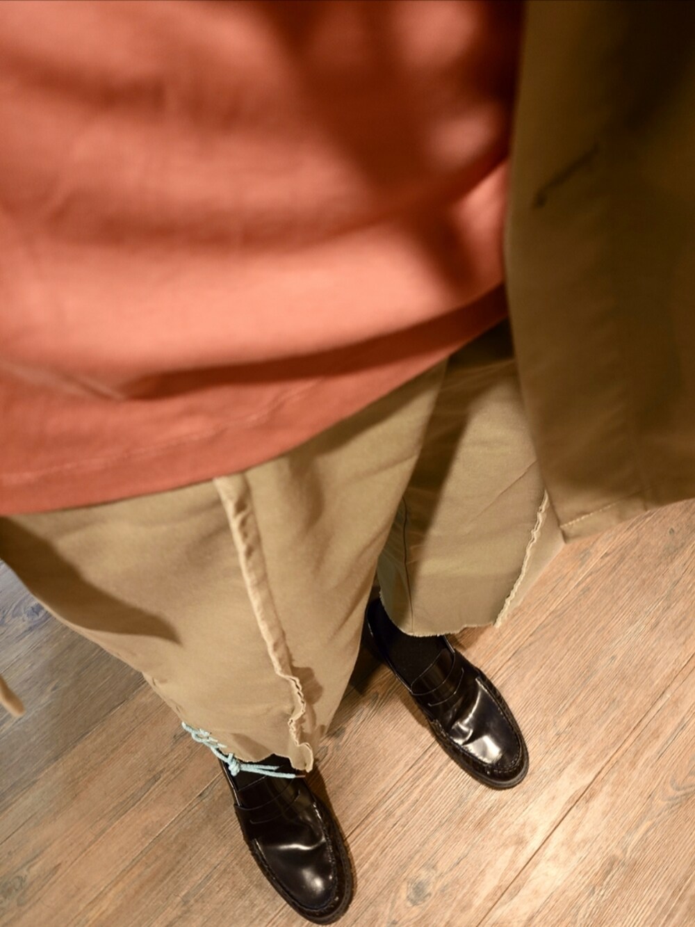 ベージュ系のカバーオール、ベージュ系のその他パンツ、ブラック系のショルダーバッグを着用したメンズの秋コーディネートの3枚目の写真