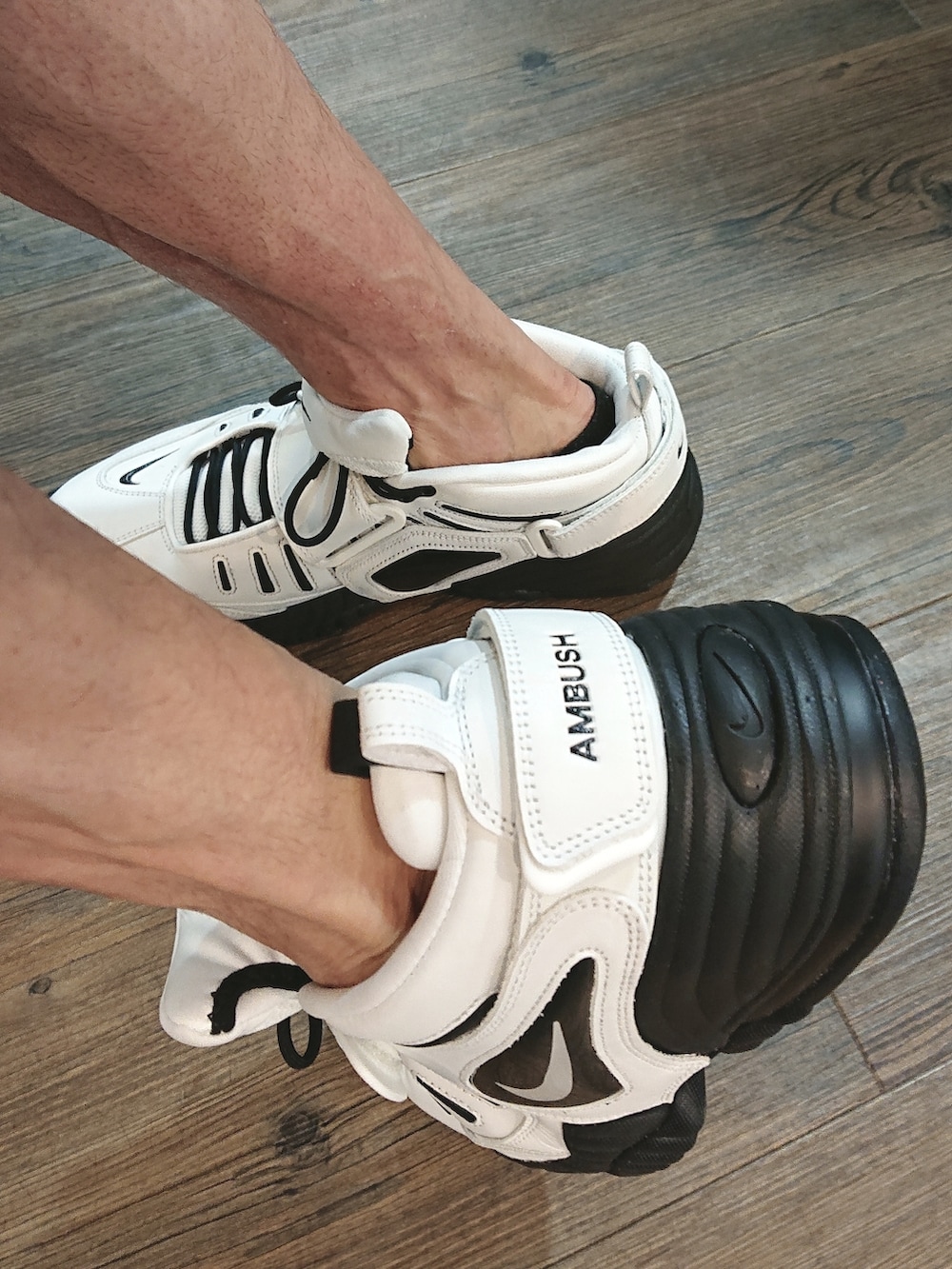 ホワイト系のボディバッグ/ウエストポーチ、ブラック系のシャツ/ブラウス、ブラック系のパンツを着用したメンズの夏コーディネートの3枚目の写真