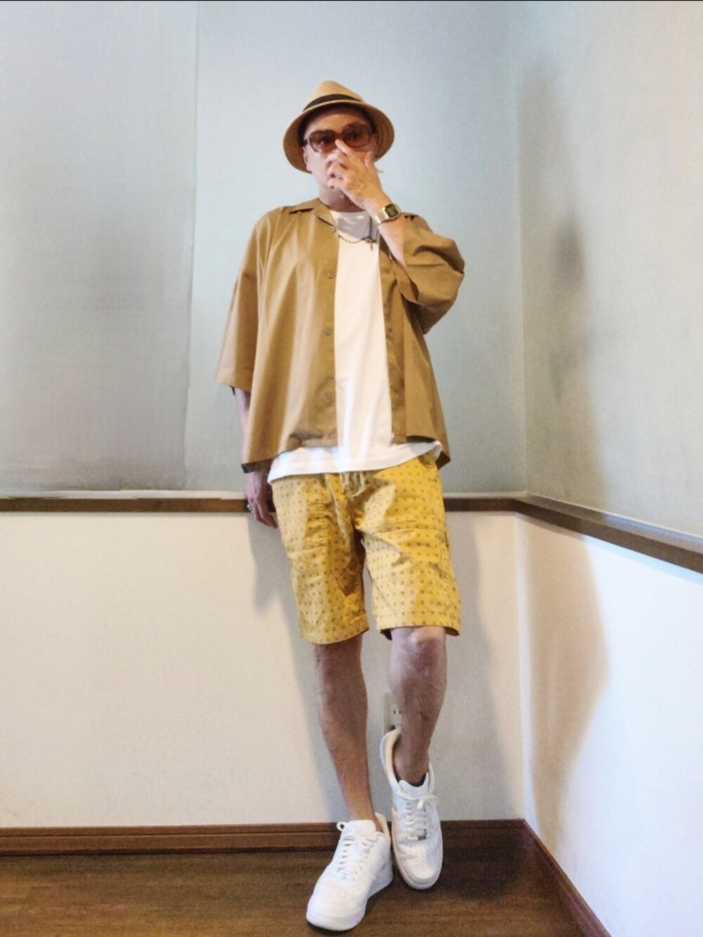 ベージュ系のシャツ/ブラウス、イエロー系のパンツ、ホワイト系のスニーカーを着用したメンズの夏コーディネートの2枚目の写真