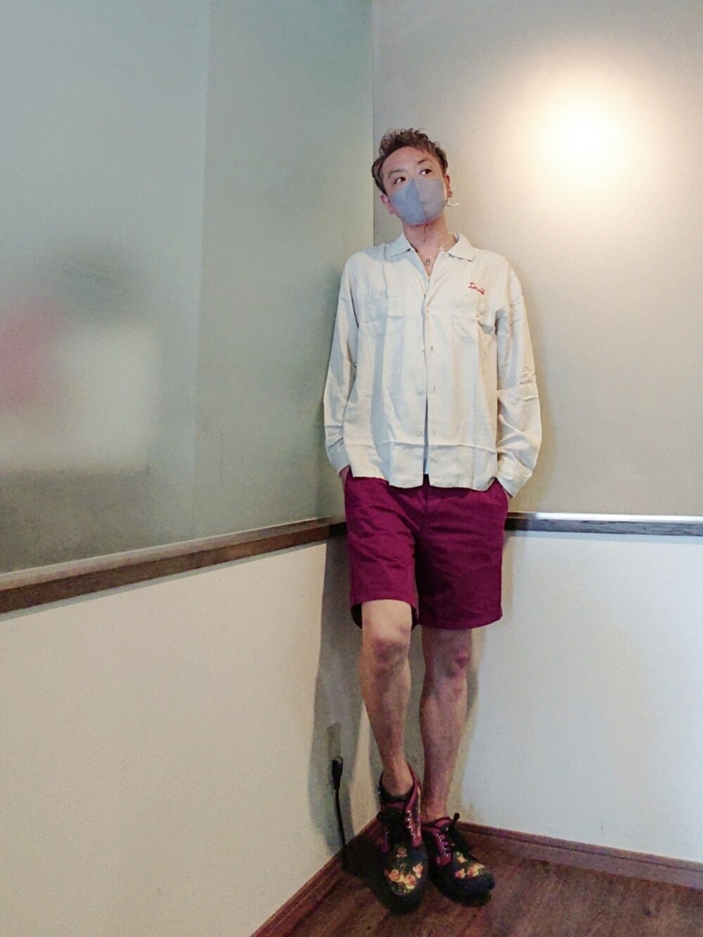 ベージュ系のシャツ/ブラウス、ホワイト系のタンクトップ、レッド系のパンツを着用したメンズの夏コーディネートの2枚目の写真