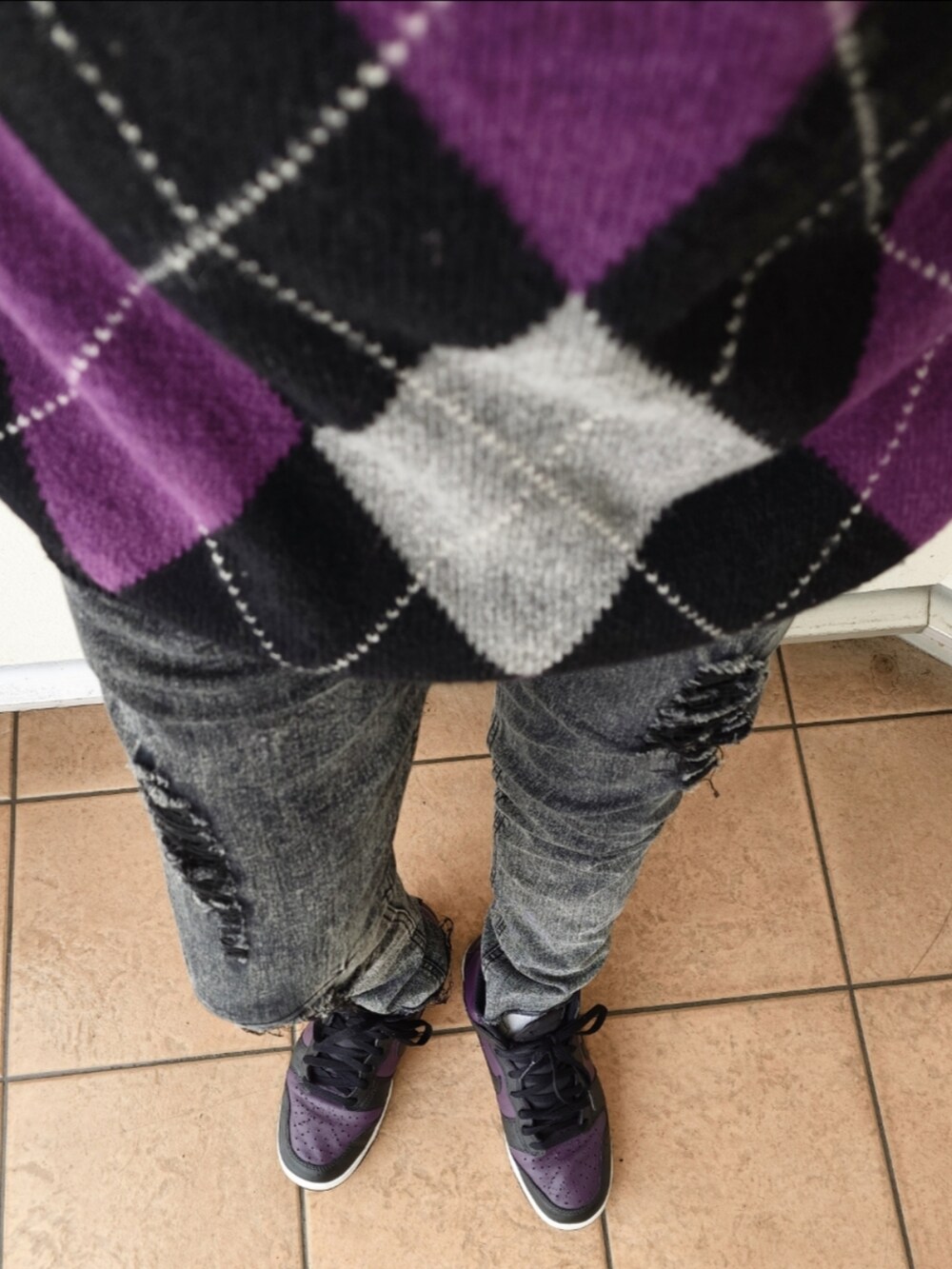 ブラック系のニット/セーター、ブラック系のMA-1、ブラック系のデニムパンツを着用したメンズの秋コーディネートの2枚目の写真