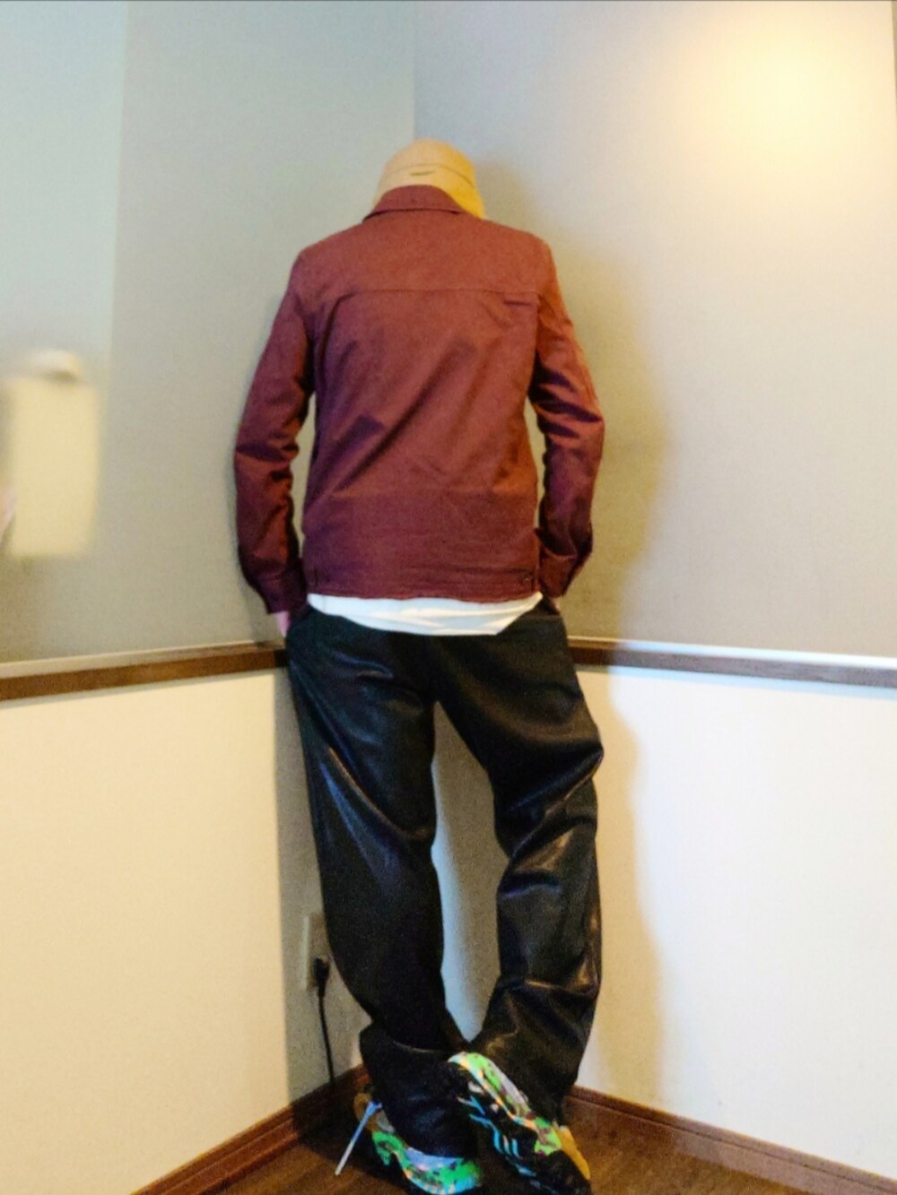 ブラック系のダウンジャケット/コート、レッド系のカバーオール、ブラック系のその他パンツを着用したメンズの冬コーディネートの4枚目の写真