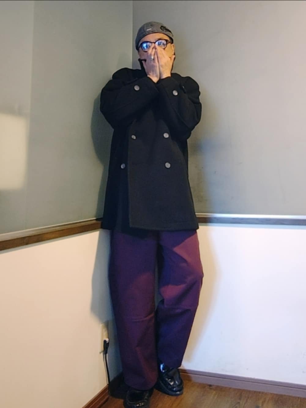 ブラック系のニット/セーター、レッド系のパンツ、ブラック系のローファーを着用したメンズの秋コーディネートの4枚目の写真