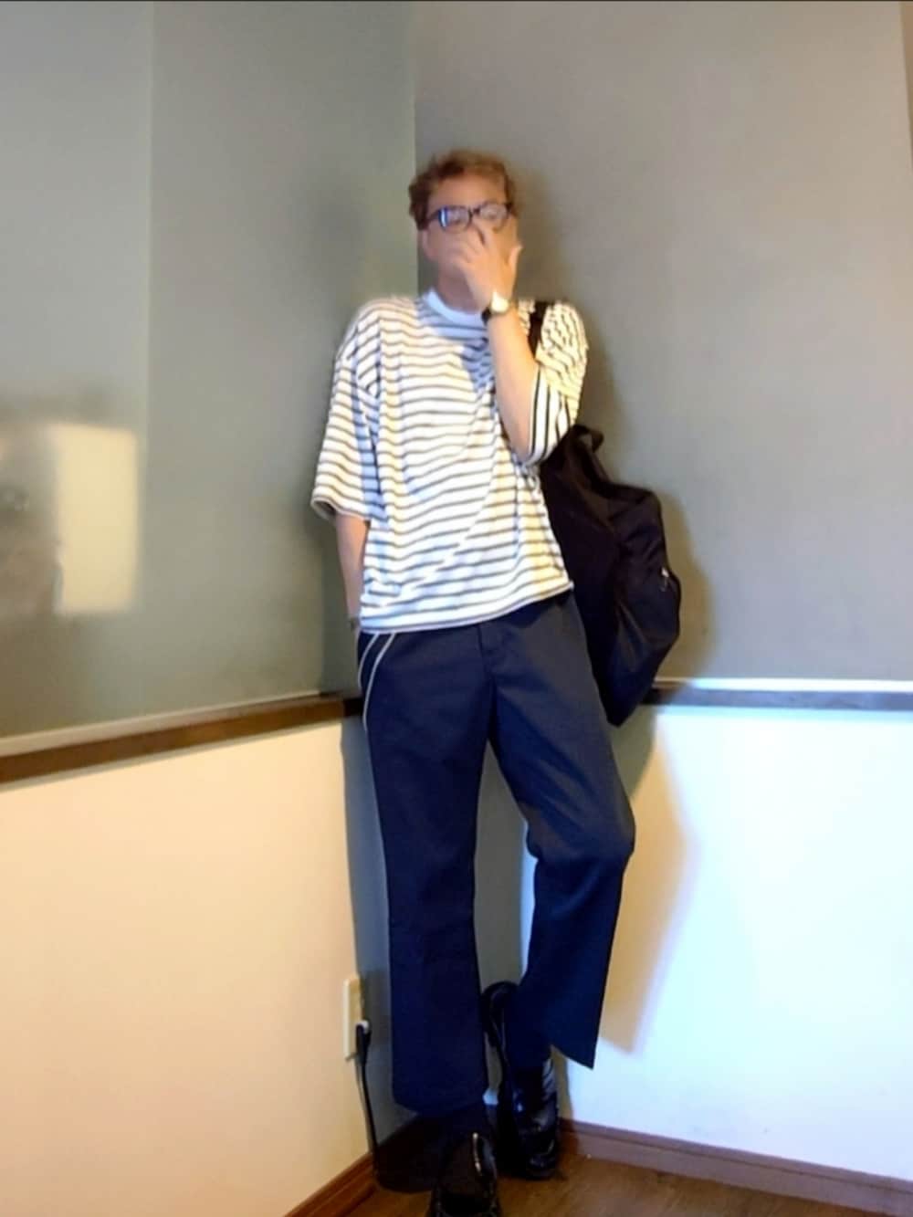 ホワイト系のTシャツ/カットソー、ブルー系のチノパンツ、ブラック系のローファーを着用したメンズの夏コーディネートの2枚目の写真