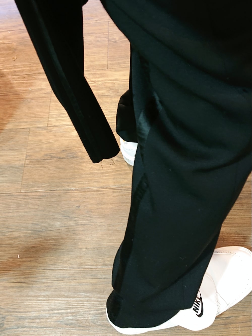 ブラック系のスラックス、ブルー系のテーラードジャケット、ブラック系のTシャツ/カットソーを着用したメンズの春コーディネートの3枚目の写真