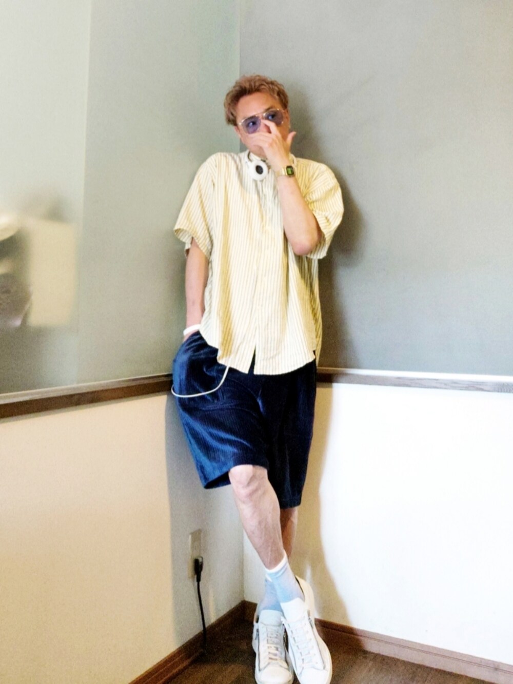 イエロー系のシャツ/ブラウス、ブルー系のその他パンツ、ホワイト系のスニーカーを着用したメンズの夏コーディネートの2枚目の写真