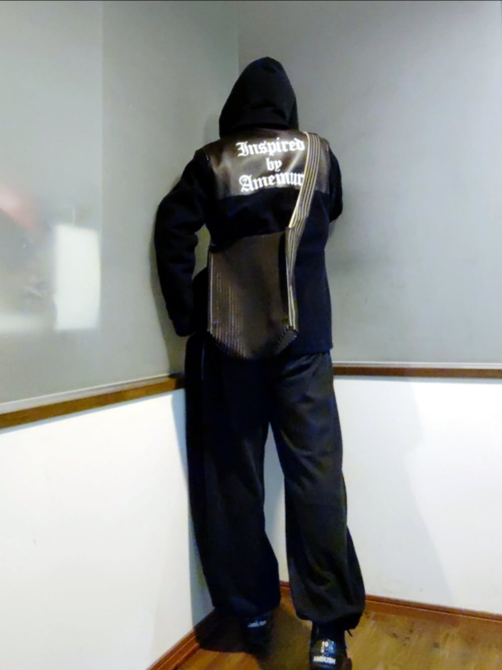 ブルー系のその他アウター、ブラック系のスウェットパンツ、ブラック系のスニーカーを着用したメンズの春コーディネートの2枚目の写真