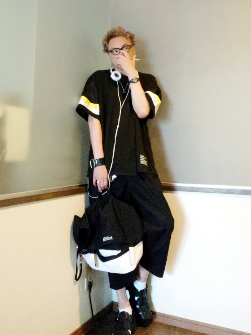 ブラック系のTシャツ/カットソー、ブラック系のパンツ、ホワイト系のショルダーバッグを着用したメンズの夏コーディネートの2枚目の写真