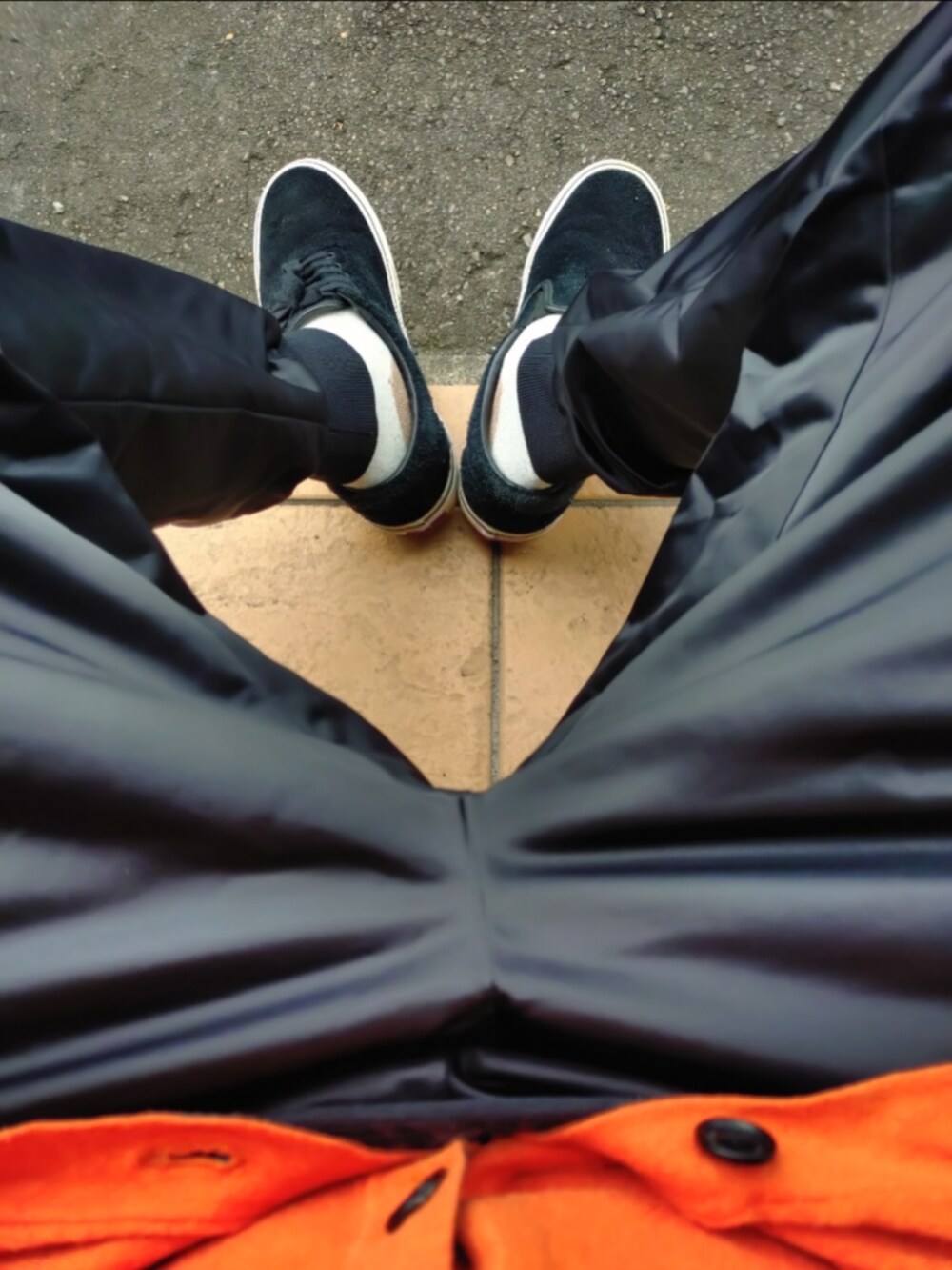 オレンジ系のカーディガン/ボレロ、ブラック系のその他パンツ、ブラック系のスニーカーを着用したメンズの夏コーディネートの4枚目の写真