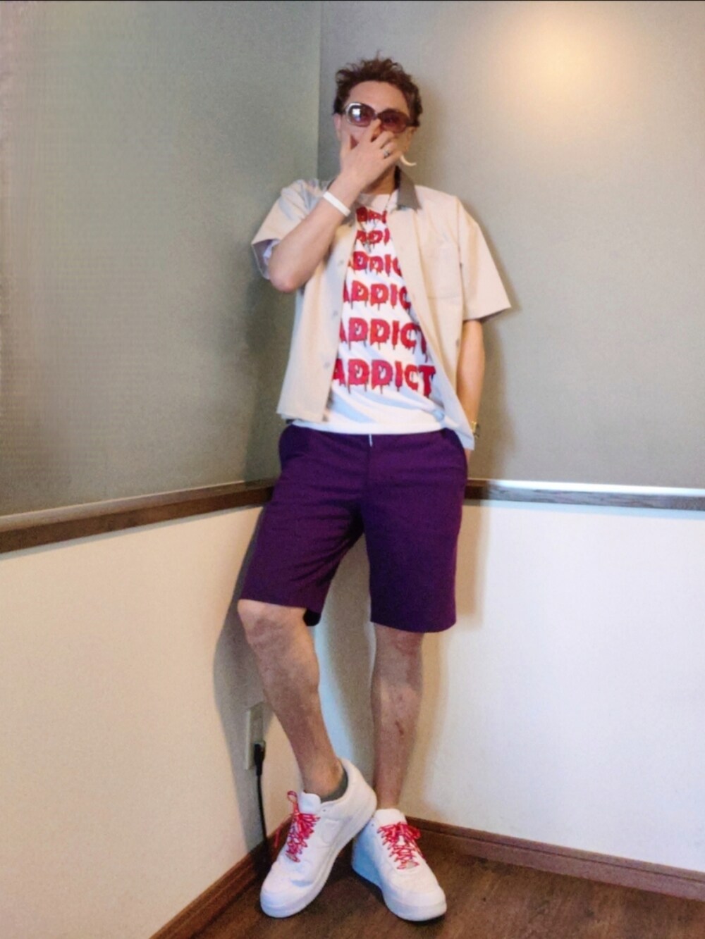 グレー系のシャツ/ブラウス、ホワイト系のTシャツ/カットソー、パープル系のスラックスを着用したメンズの夏コーディネートの2枚目の写真