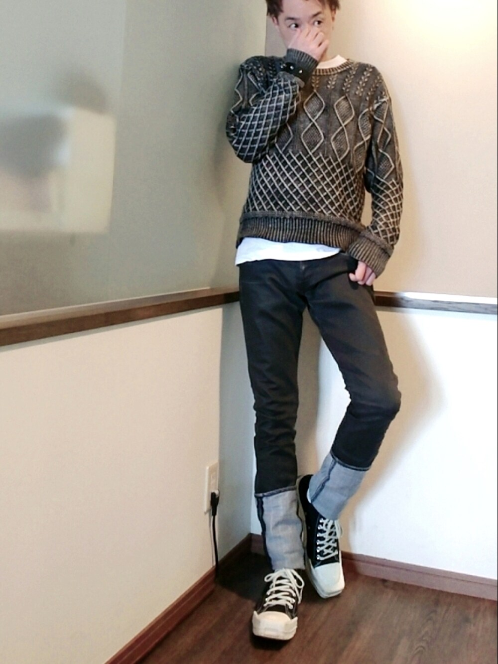 ブラック系のテーラードジャケット、ブラック系のニット/セーター、グレー系のデニムパンツを着用したメンズの春コーディネートの2枚目の写真