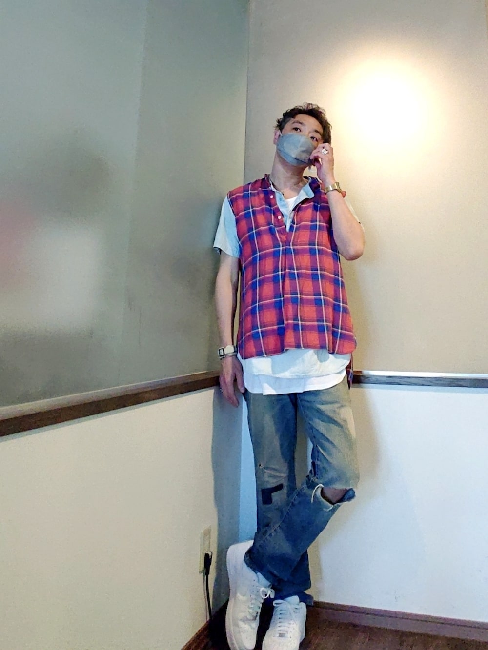 レッド系のシャツ/ブラウス、ホワイト系のタンクトップ、ブルー系のシャツ/ブラウスを着用したメンズの夏コーディネートの2枚目の写真