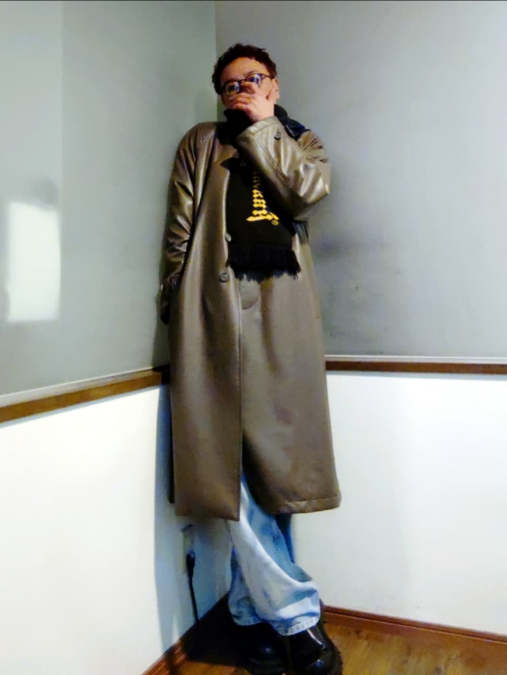 グリーン系のステンカラーコート、ブルー系のテーラードジャケット、ピンク系のTシャツ/カットソーを着用したメンズの冬コーディネートの2枚目の写真