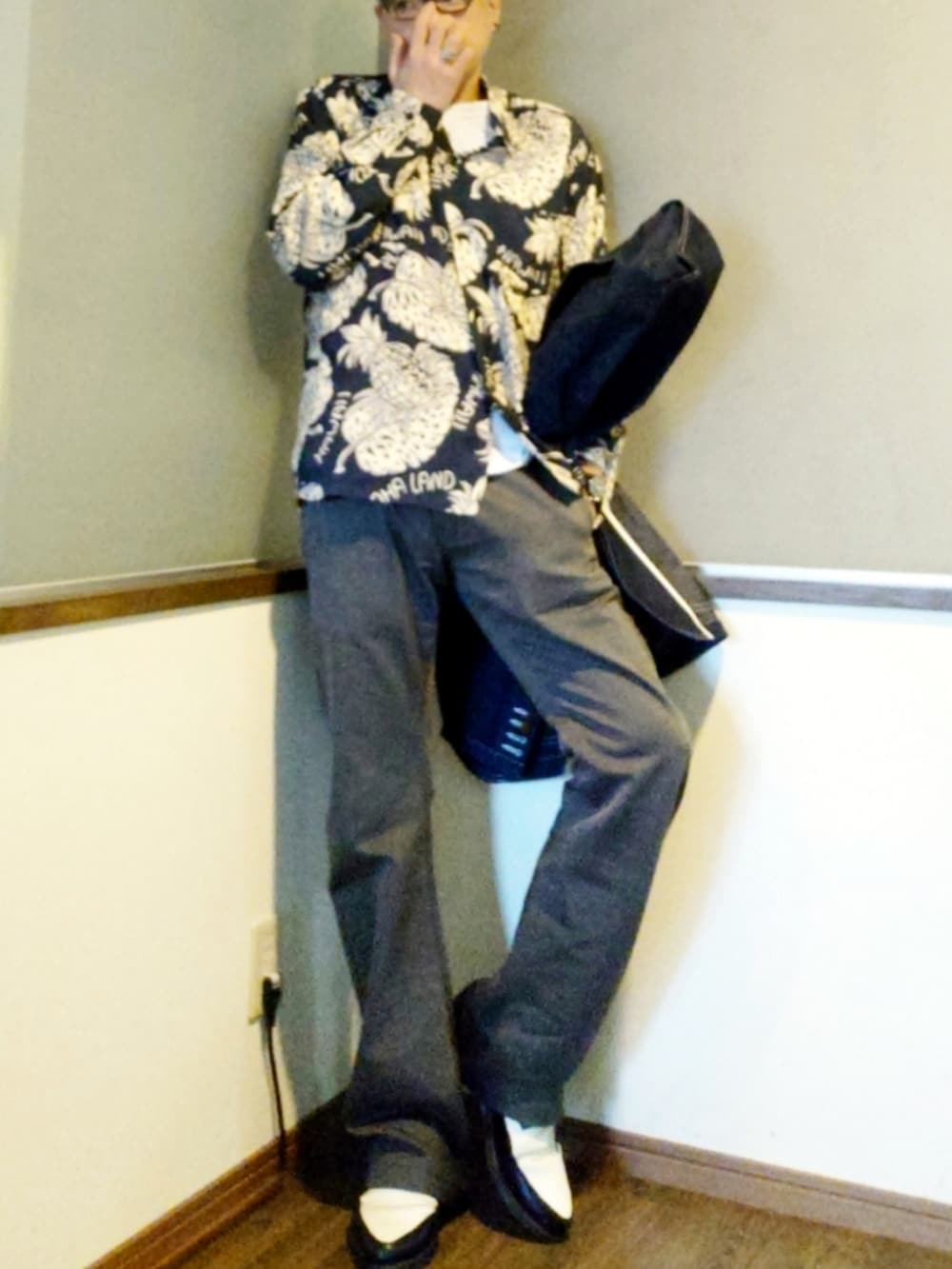 ブルー系のテーラードジャケット、ブルー系のシャツ/ブラウス、グレー系のチノパンツを着用したメンズの春コーディネートの3枚目の写真