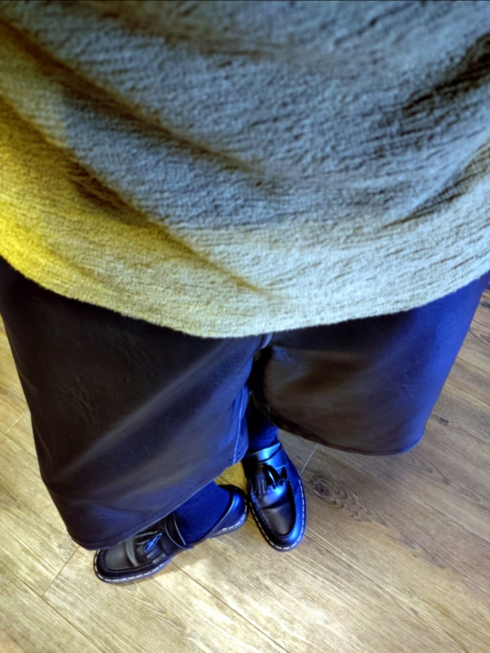 ブラック系のその他パンツ、ブラック系のローファー、グリーン系のニット/セーターを着用したメンズの秋コーディネートの3枚目の写真