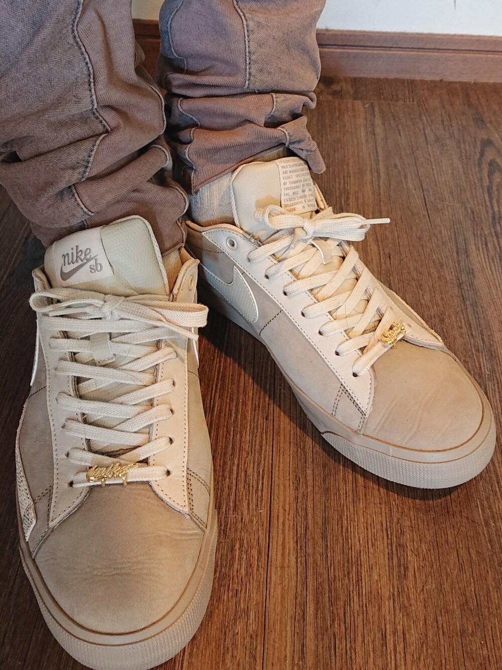 グレー系のベスト、ホワイト系のTシャツ/カットソー、ブラウン系のデニムパンツを着用したメンズの夏コーディネートの4枚目の写真