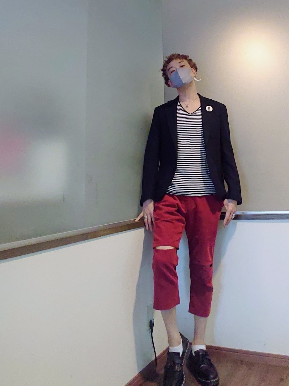 ブルー系のテーラードジャケット、ホワイト系のTシャツ/カットソー、レッド系のその他パンツを着用したメンズの春コーディネートの3枚目の写真