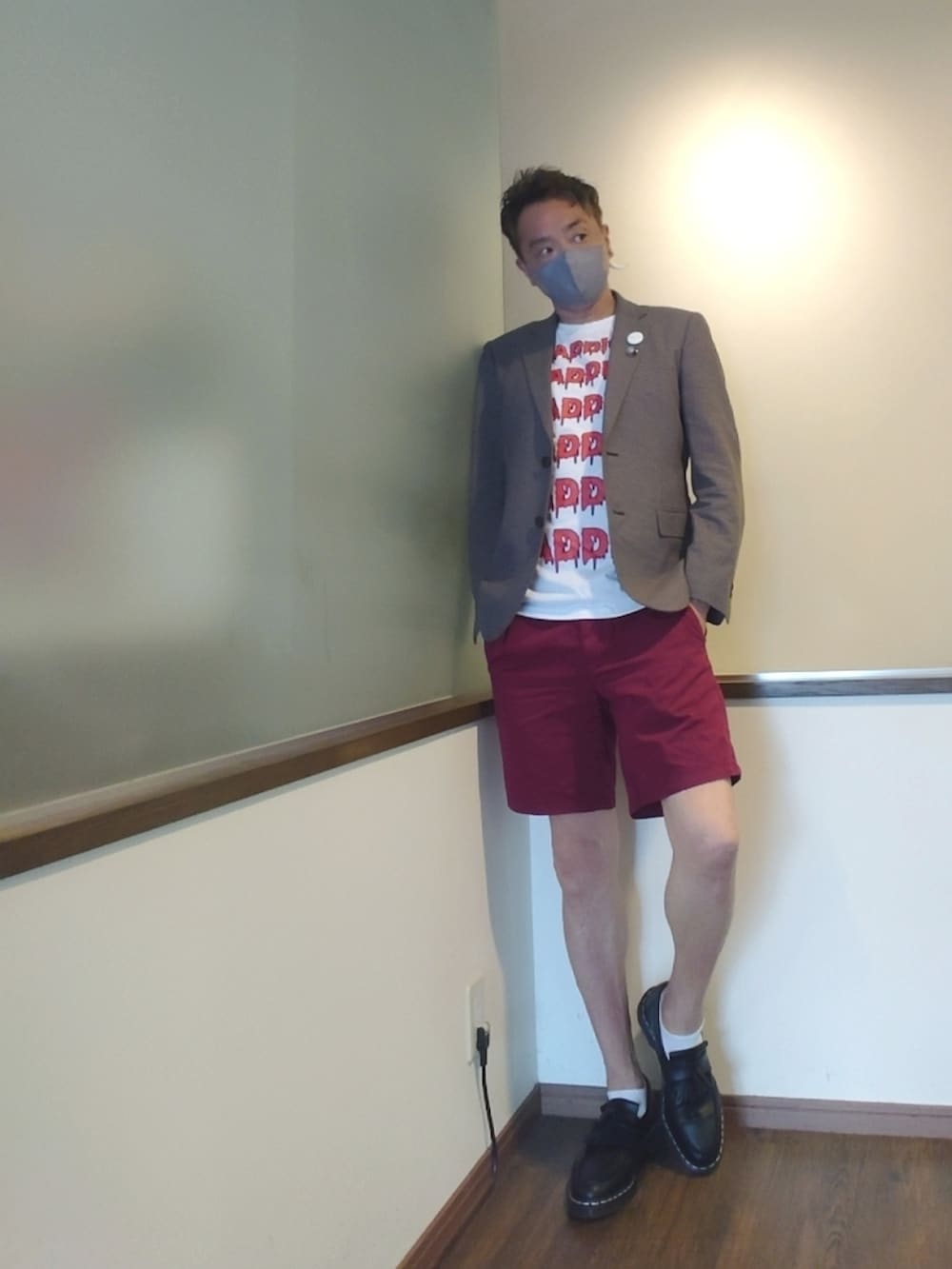 ホワイト系のTシャツ/カットソー、その他のテーラードジャケット、レッド系のパンツを着用したメンズの夏コーディネートの2枚目の写真