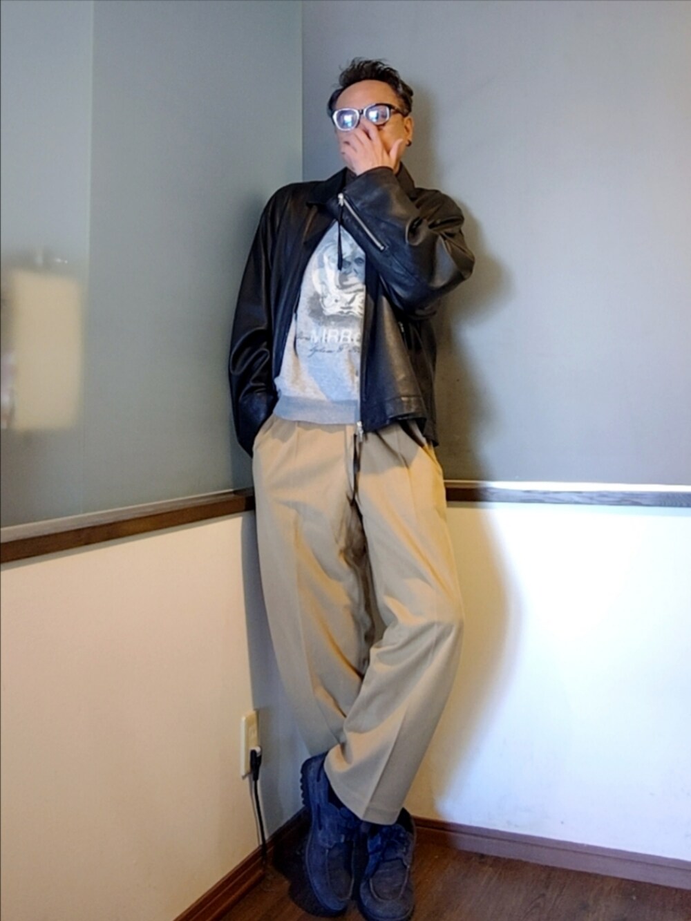 ベージュ系のスラックス、グレー系のスウェット、ブラウン系のシャツ/ブラウスを着用したメンズの秋コーディネートの2枚目の写真