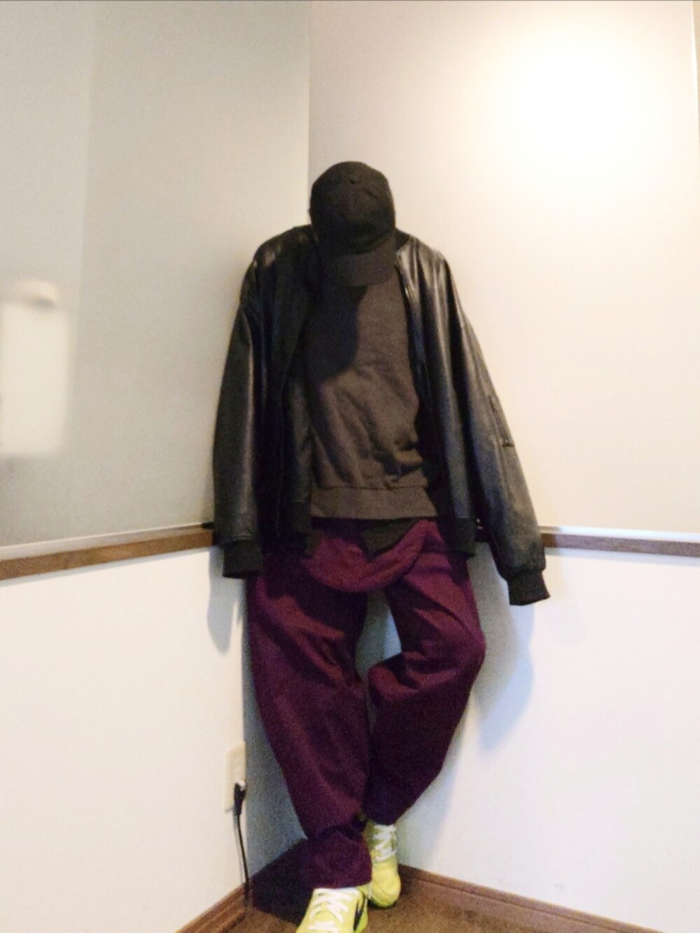 グリーン系のスニーカー、パープル系のカーゴパンツ、ブラック系のMA-1を着用したメンズの秋コーディネートの2枚目の写真