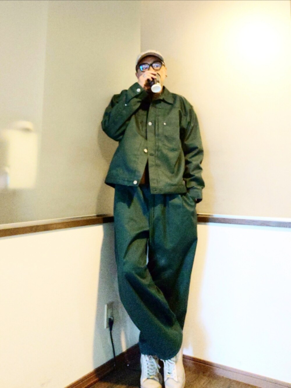 ブラウン系のニット/セーター、グリーン系のブルゾン、グリーン系のパンツを着用したメンズの秋コーディネートの2枚目の写真