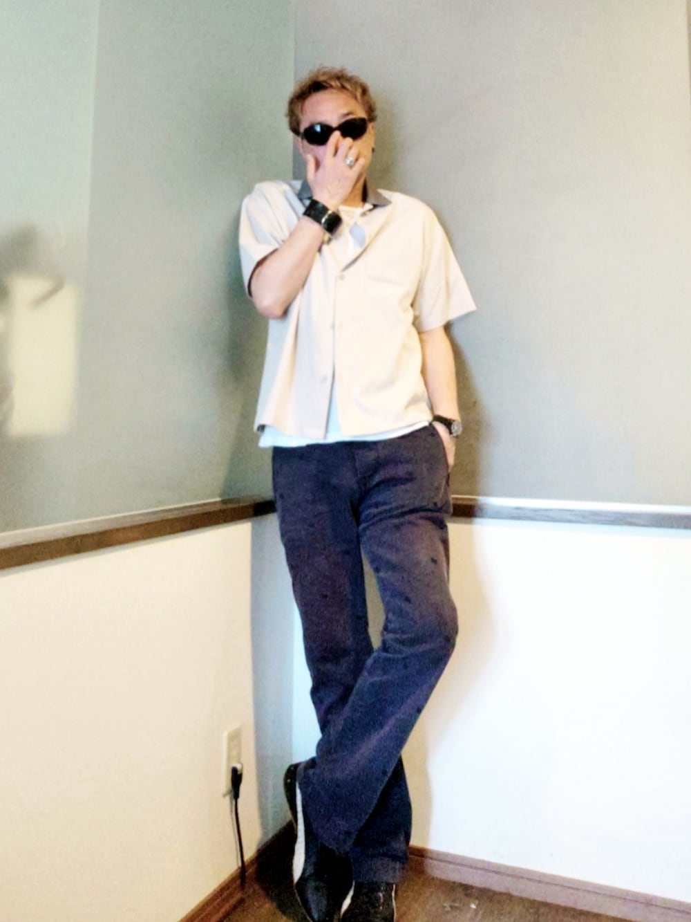 ブルー系のチノパンツ、ブラック系のスニーカー、グレー系のシャツ/ブラウスを着用したメンズの夏コーディネートの2枚目の写真