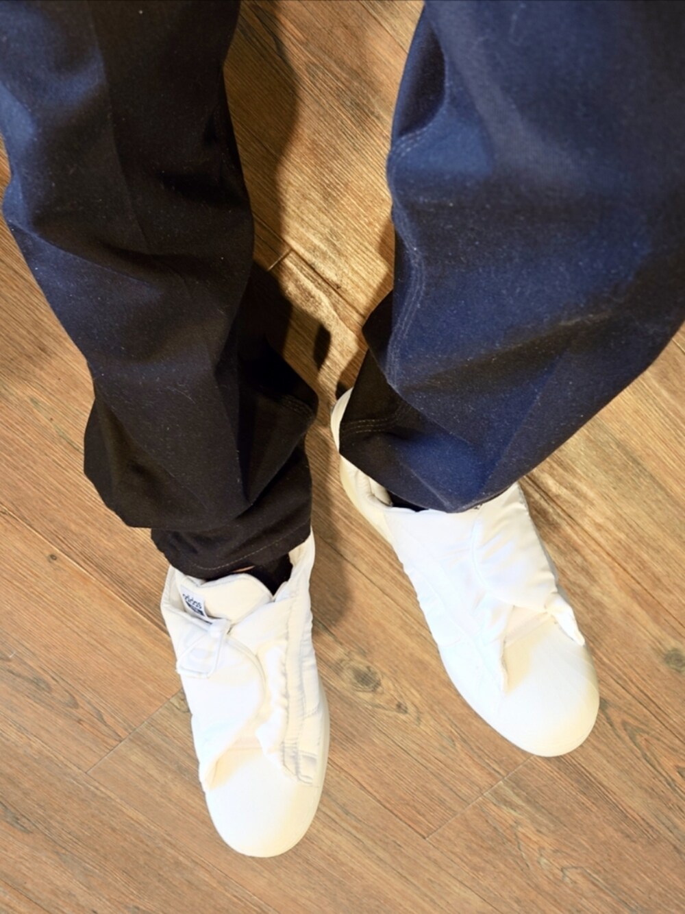 ブラック系のチノパンツ、イエロー系のテーラードジャケット、ホワイト系のスニーカーを着用したメンズの夏コーディネートの2枚目の写真