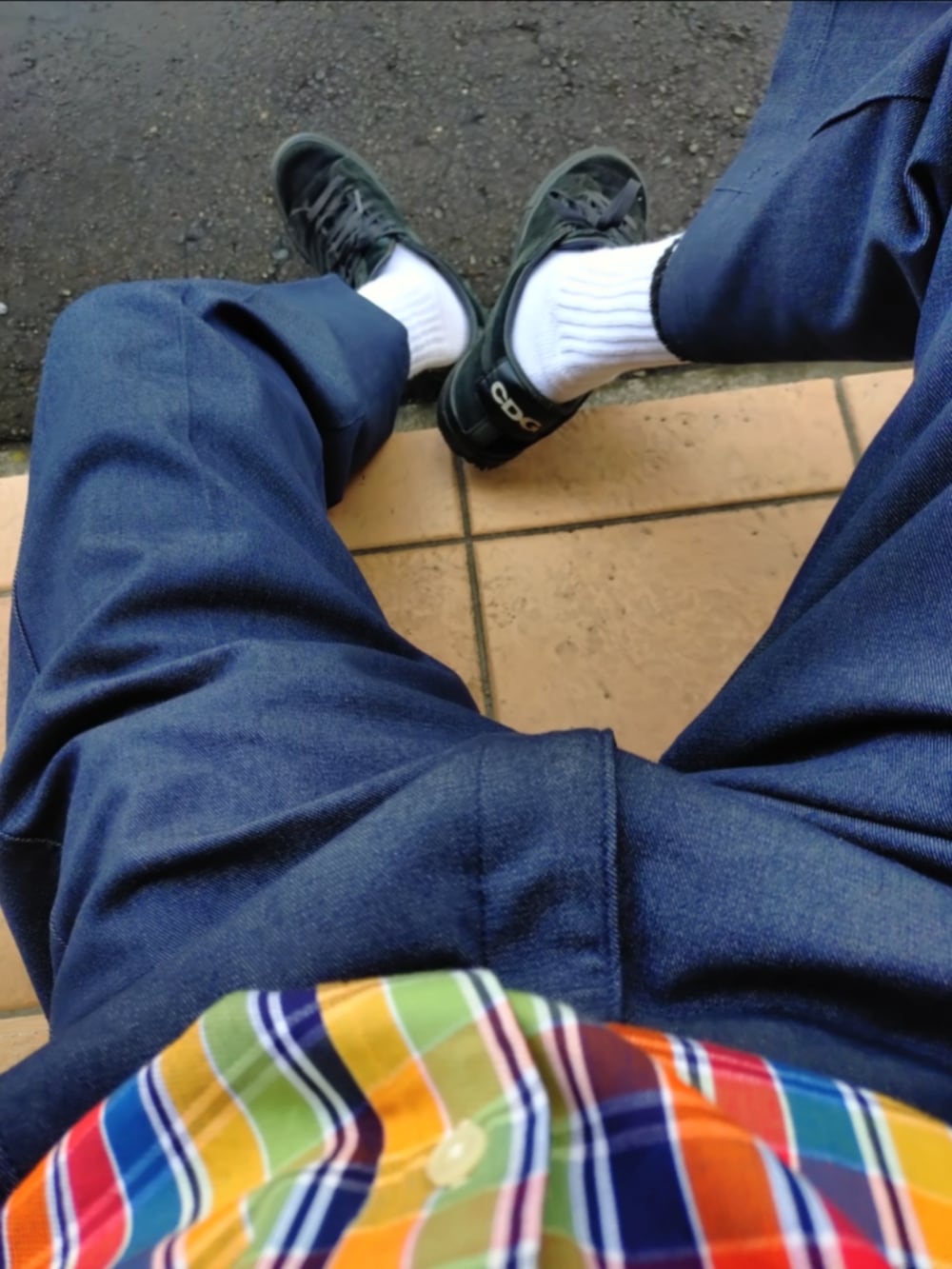 イエロー系のシャツ/ブラウス、ブルー系のデニムパンツ、ブラック系のスニーカーを着用したメンズの夏コーディネートの2枚目の写真