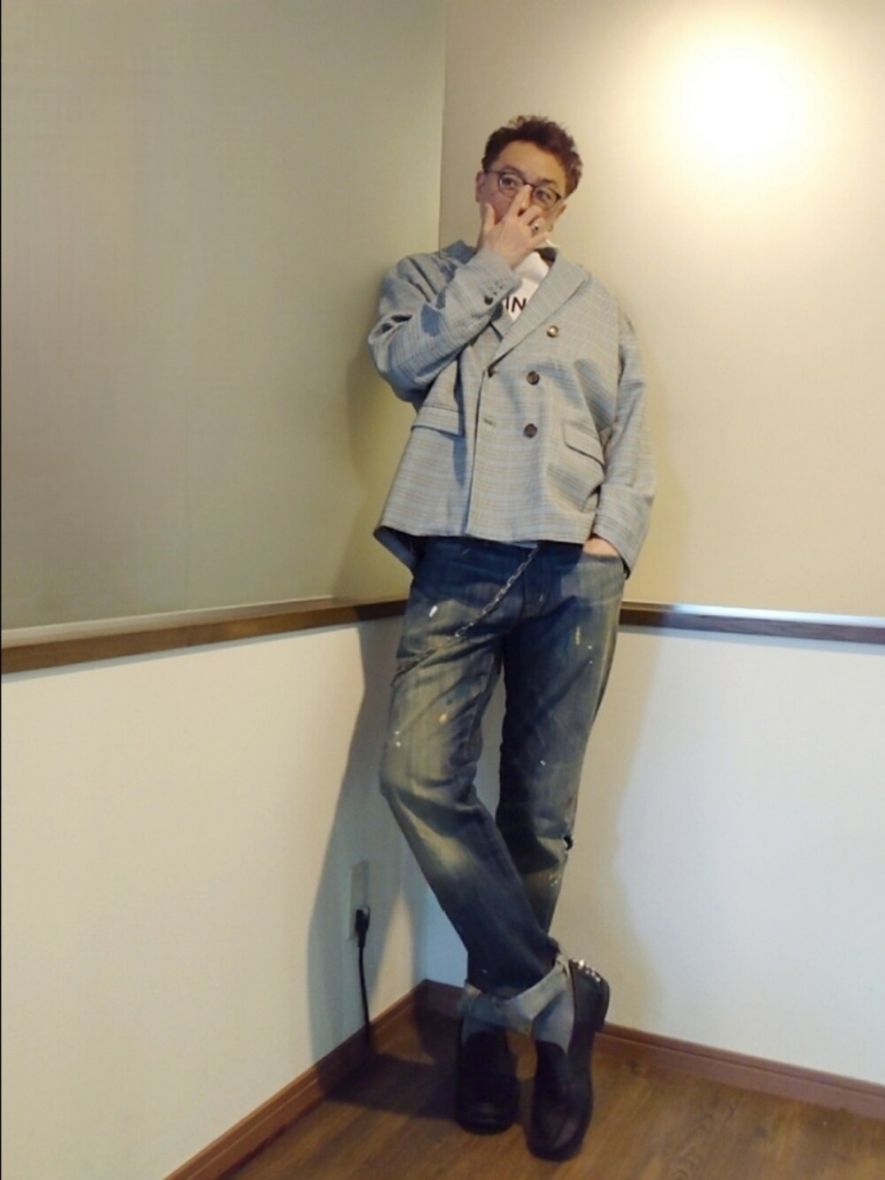 ホワイト系のTシャツ/カットソー、ブラウン系のテーラードジャケット、ブルー系のデニムパンツを着用したメンズの夏コーディネートの2枚目の写真