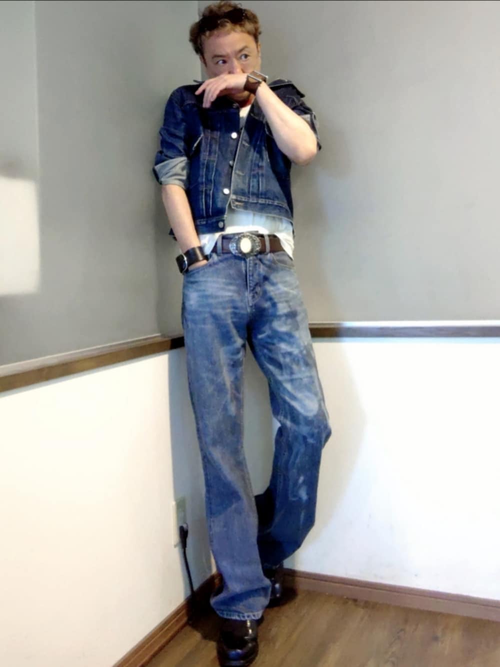 ベージュ系のTシャツ/カットソー、その他のデニムパンツ、ブラック系のブーツを着用したメンズの夏コーディネートの2枚目の写真
