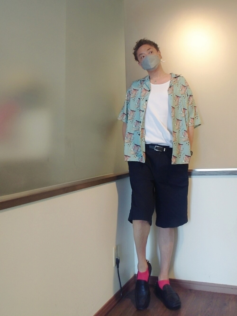 ホワイト系のタンクトップ、グリーン系のシャツ/ブラウス、ブラック系のローファーを着用したメンズの夏コーディネートの2枚目の写真