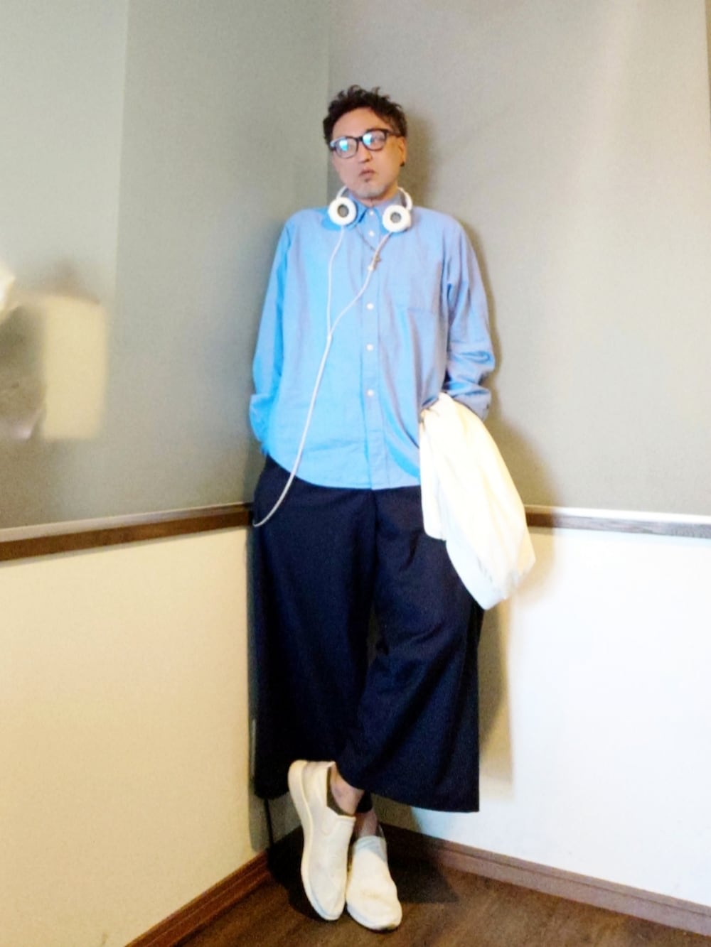 ホワイト系のMA-1、ブルー系のシャツ/ブラウス、ブルー系のスラックスを着用したメンズの春コーディネートの2枚目の写真