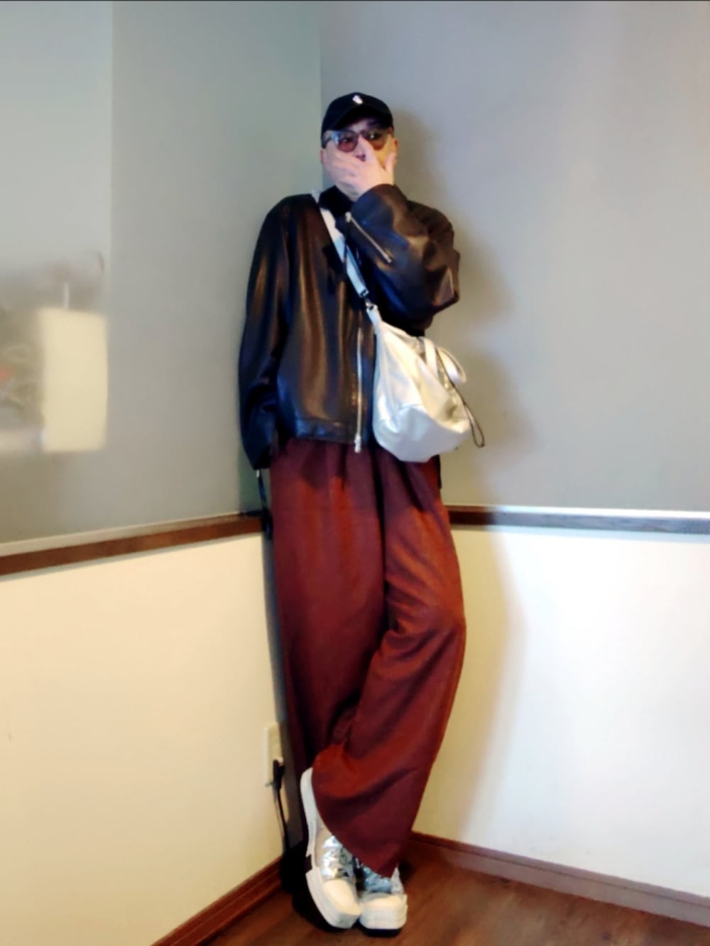 ブラウン系のパンツ、ブラック系のブルゾン、シルバー系のスニーカーを着用したメンズの冬コーディネートの2枚目の写真