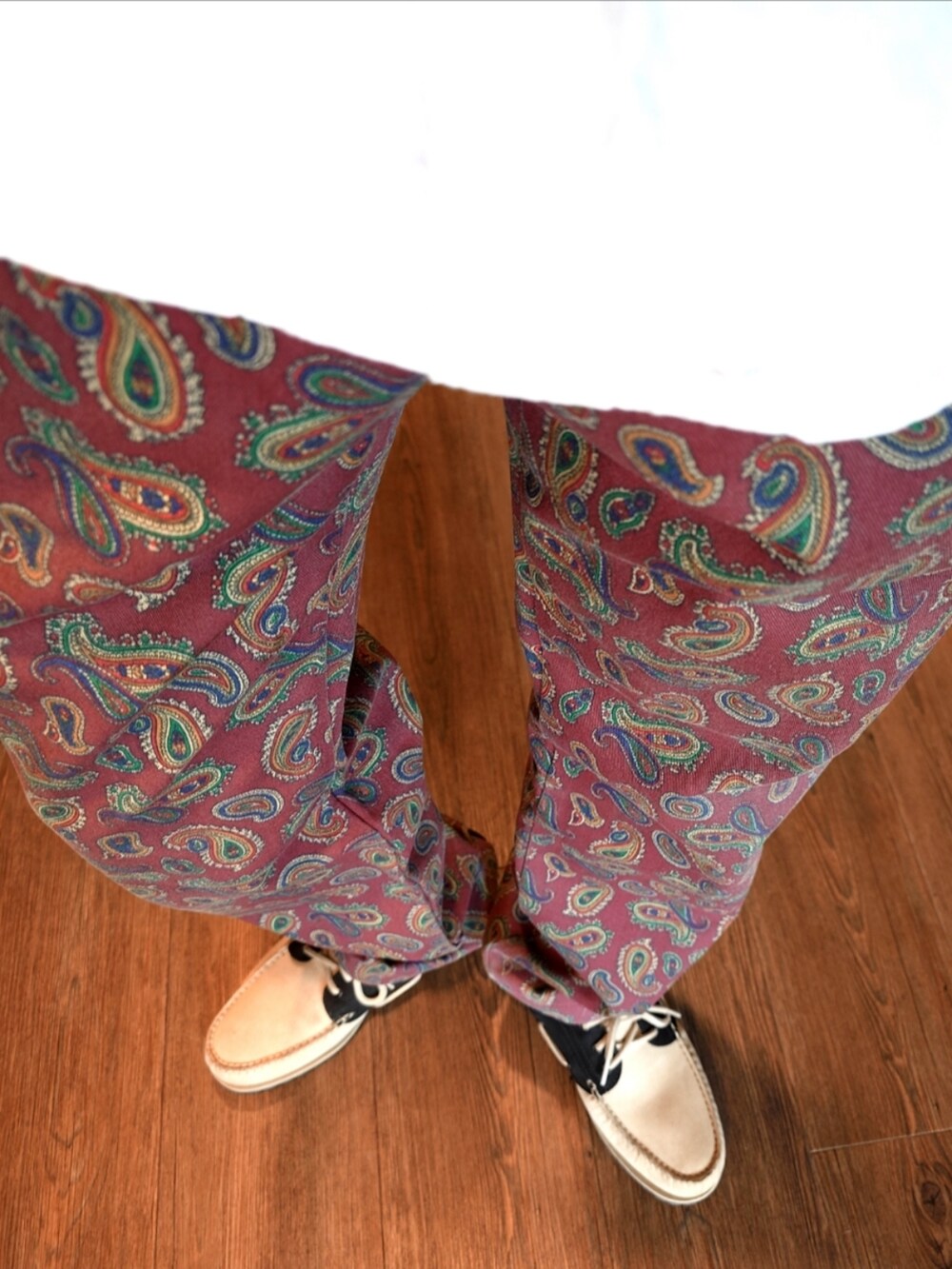 レッド系のチノパンツ、ホワイト系のショルダーバッグ、ブラウン系のモカシン/デッキシューズを着用したメンズの夏コーディネートの2枚目の写真