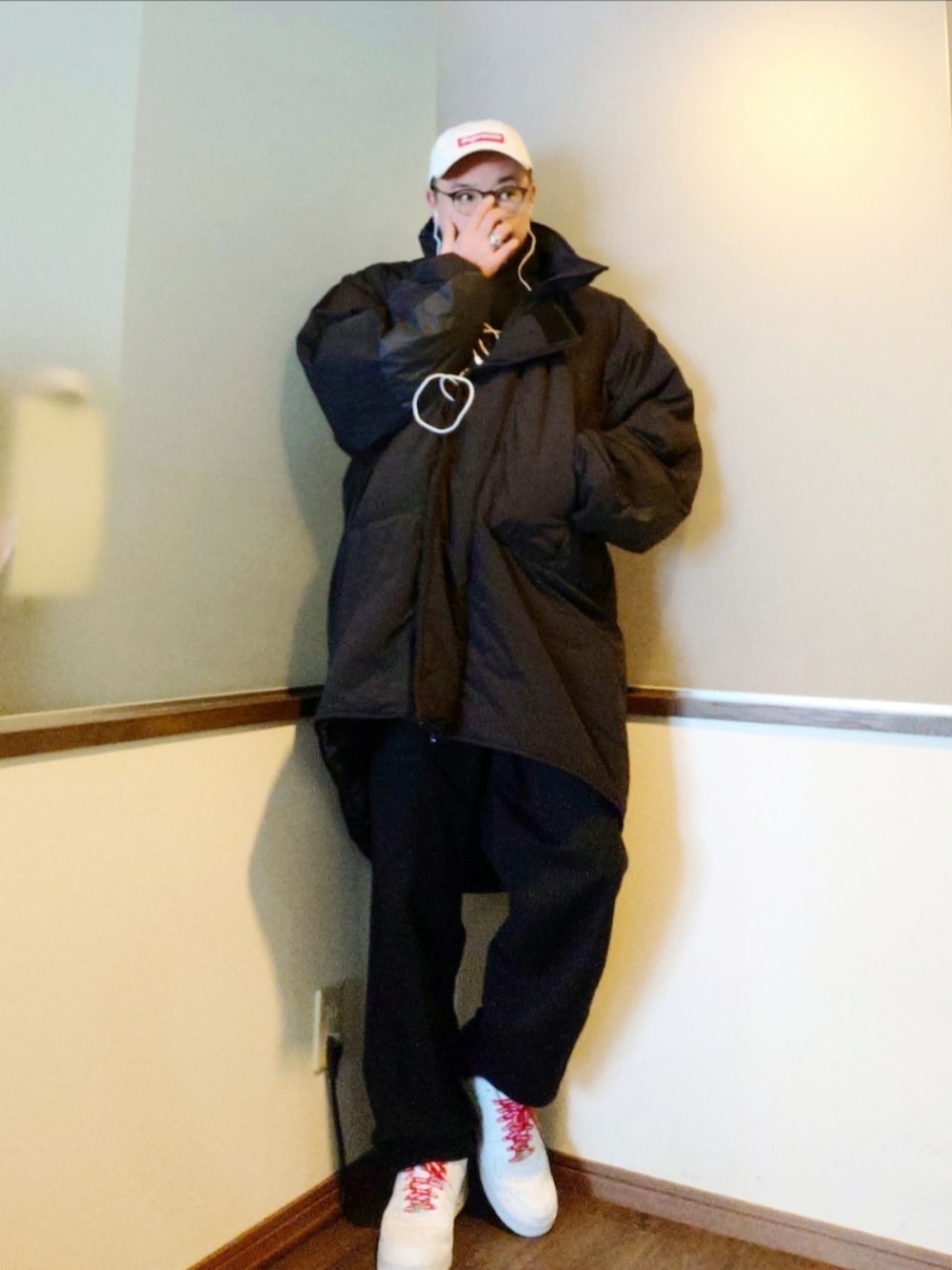 グレー系のテーラードジャケット、ブラック系のダウンジャケット/コート、ブラック系のスウェットを着用したメンズの冬コーディネートの2枚目の写真