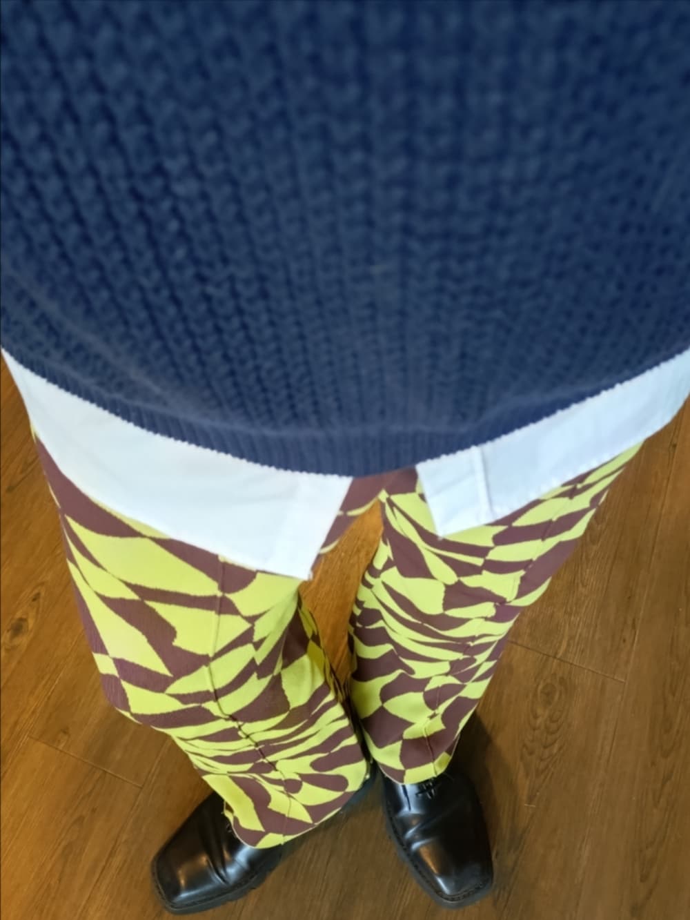 グリーン系のその他パンツ、ブラック系のショルダーバッグ、グリーン系のショルダーバッグを着用したメンズの秋コーディネートの2枚目の写真