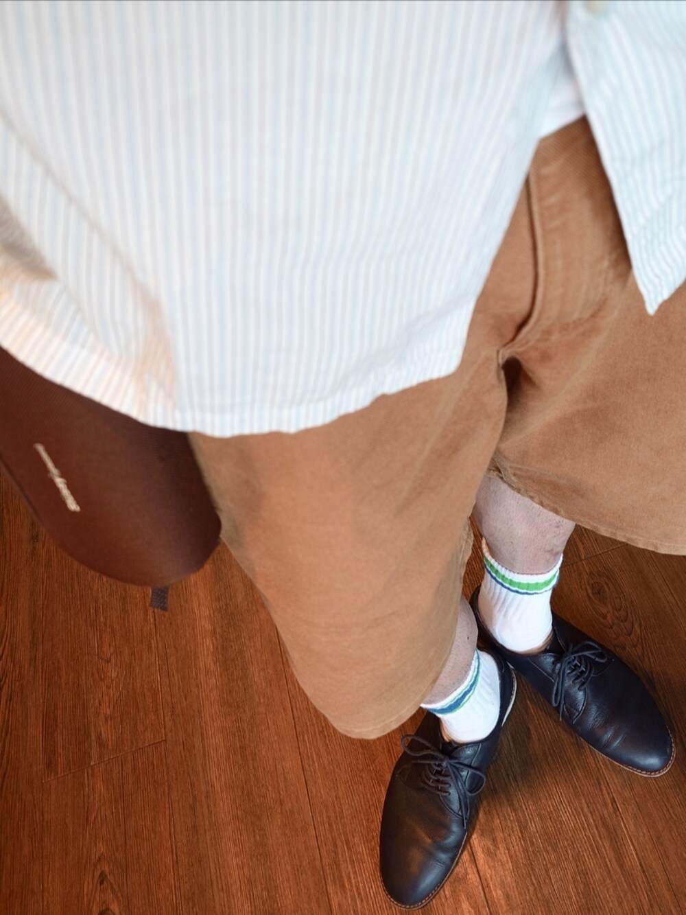 ホワイト系のシャツ/ブラウス、ブラウン系のパンツ、ブルー系のブーツを着用したメンズの夏コーディネートの2枚目の写真