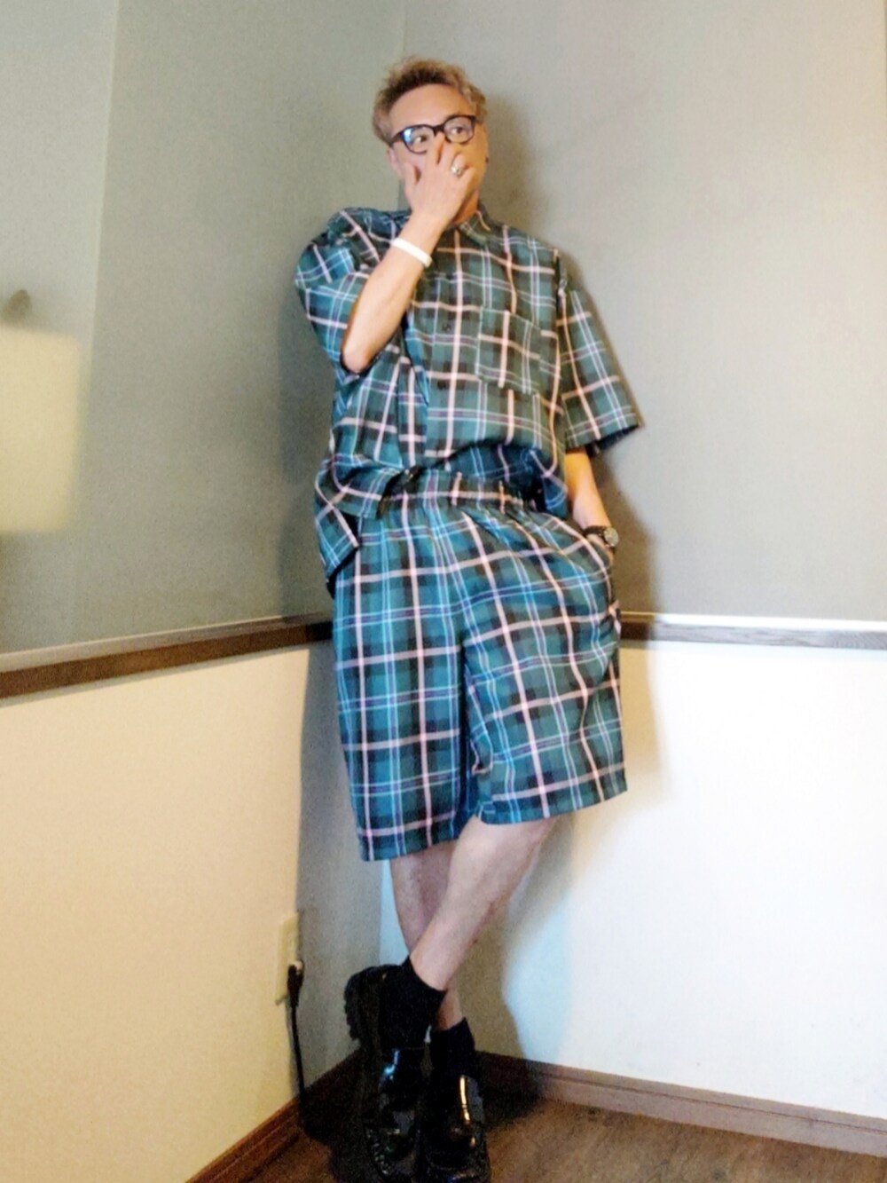 グリーン系のセットアップ、ブルー系のTシャツ/カットソー、ブラック系のローファーを着用したメンズの夏コーディネートの3枚目の写真