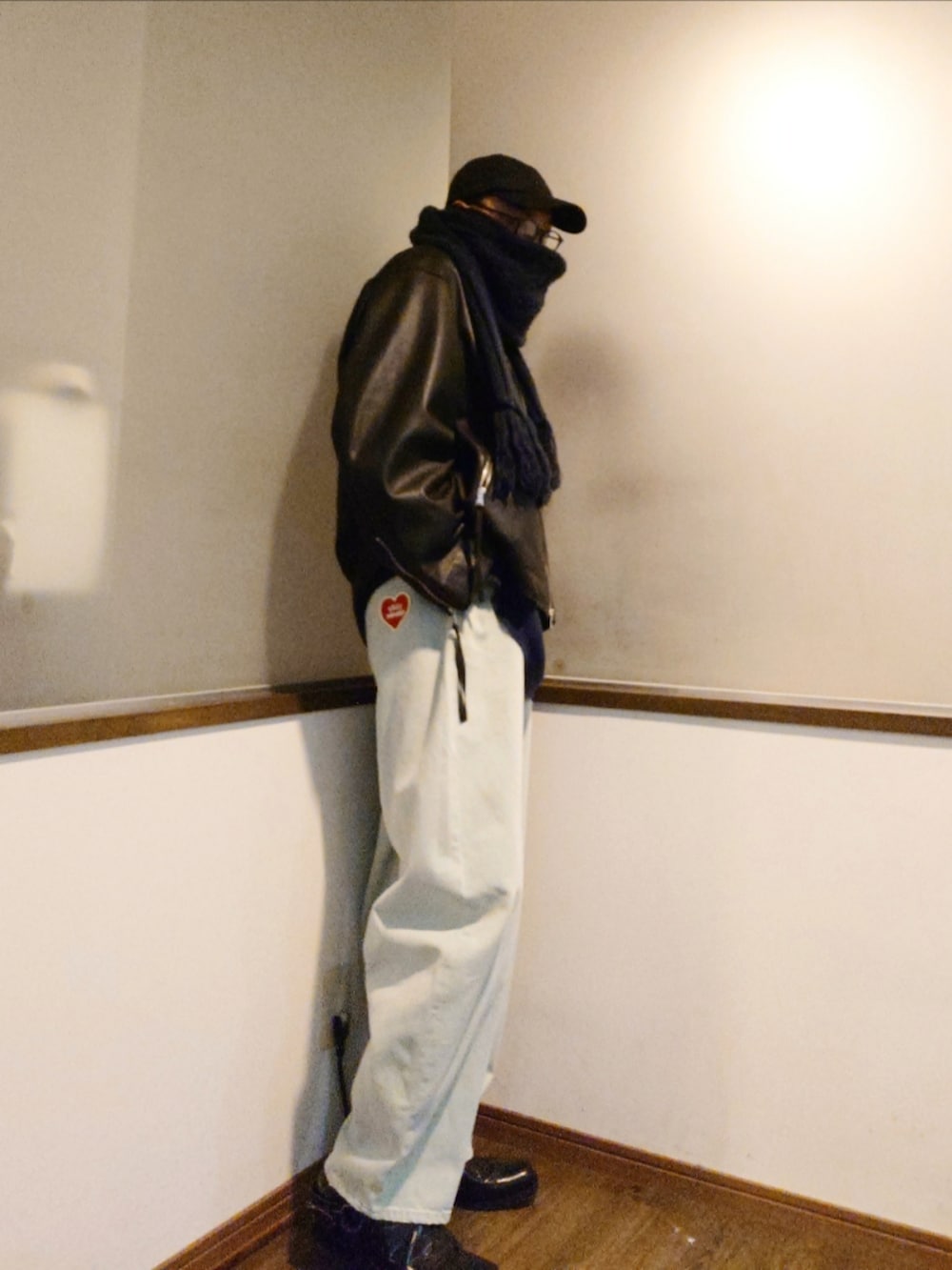 ブラック系のブルゾン、ブルー系のデニムパンツ、ブラック系のブーツを着用したメンズの秋コーディネートの4枚目の写真