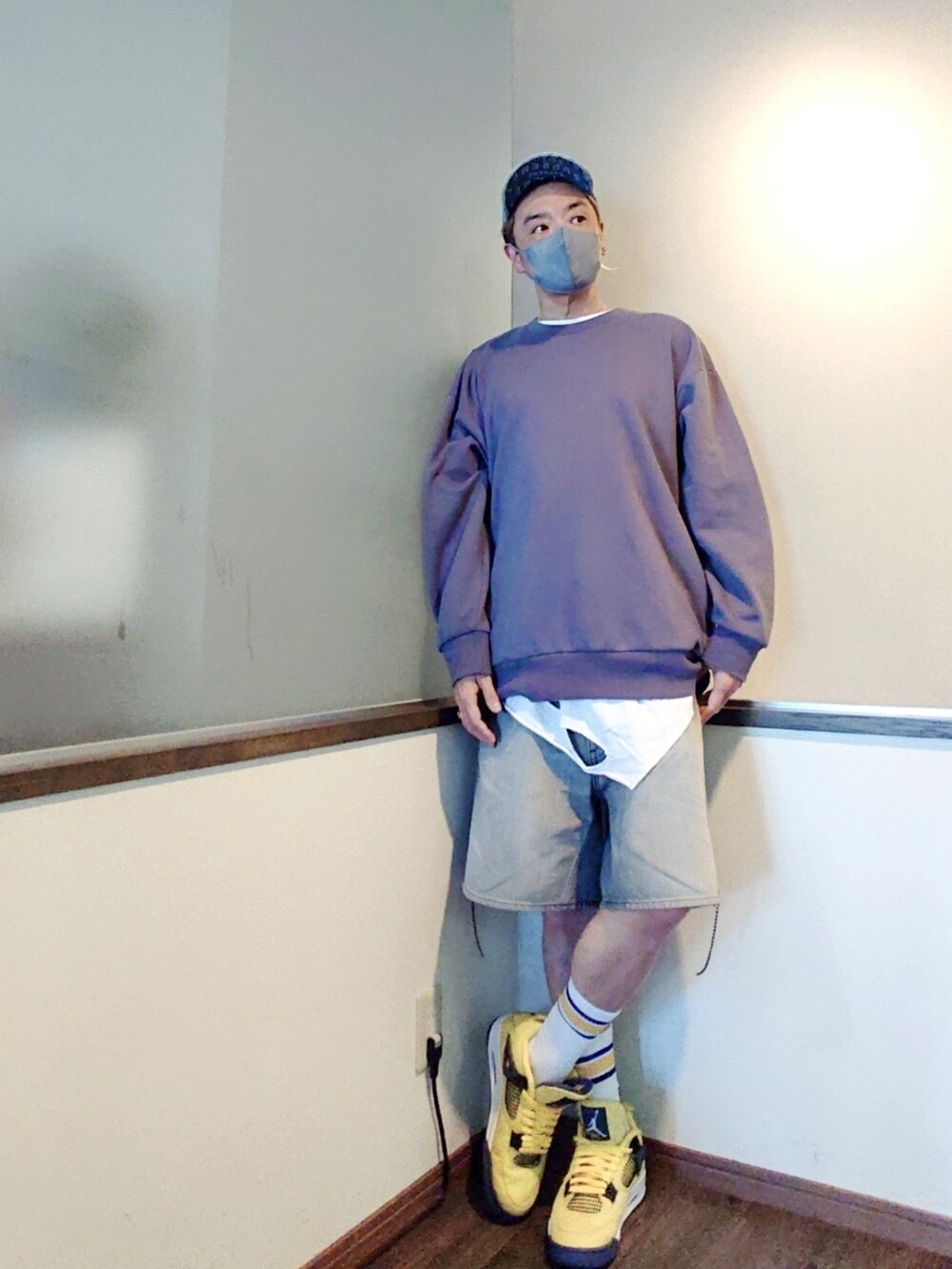 パープル系のスウェット、グレー系のパンツ、イエロー系のスニーカーを着用したメンズの夏コーディネートの2枚目の写真