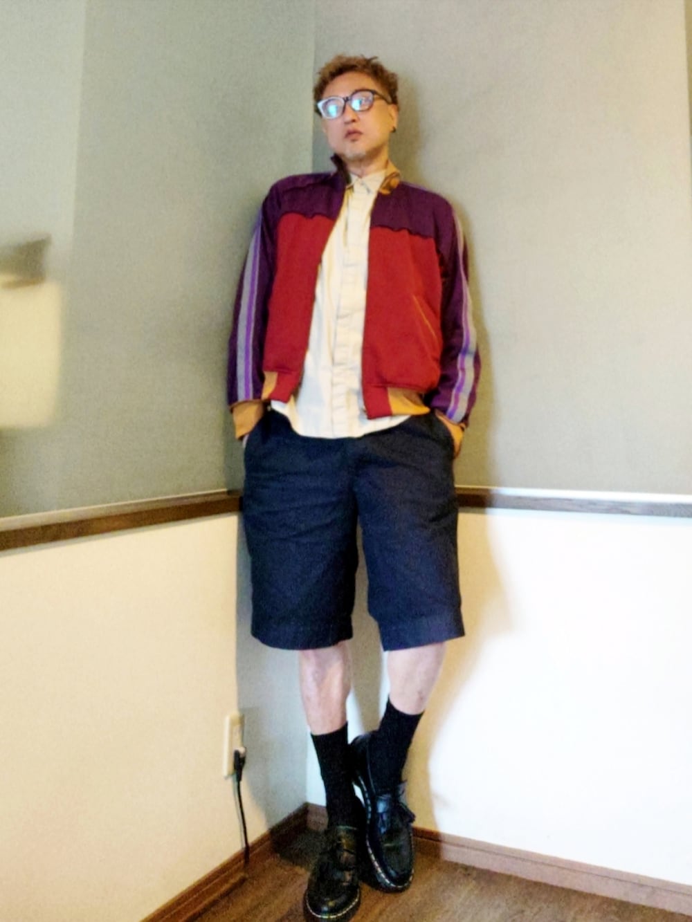 レッド系のその他アウター、ブルー系のチノパンツ、ブラック系のローファーを着用したメンズの夏コーディネートの2枚目の写真