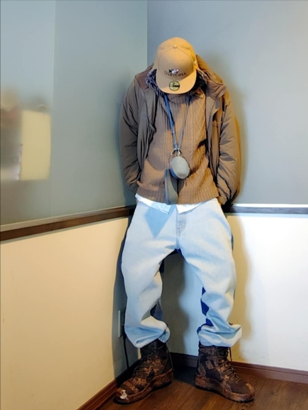 ベージュ系のダウンジャケット/コート、ブルー系のデニムパンツ、ブラウン系のブーツを着用したメンズの冬コーディネートの3枚目の写真