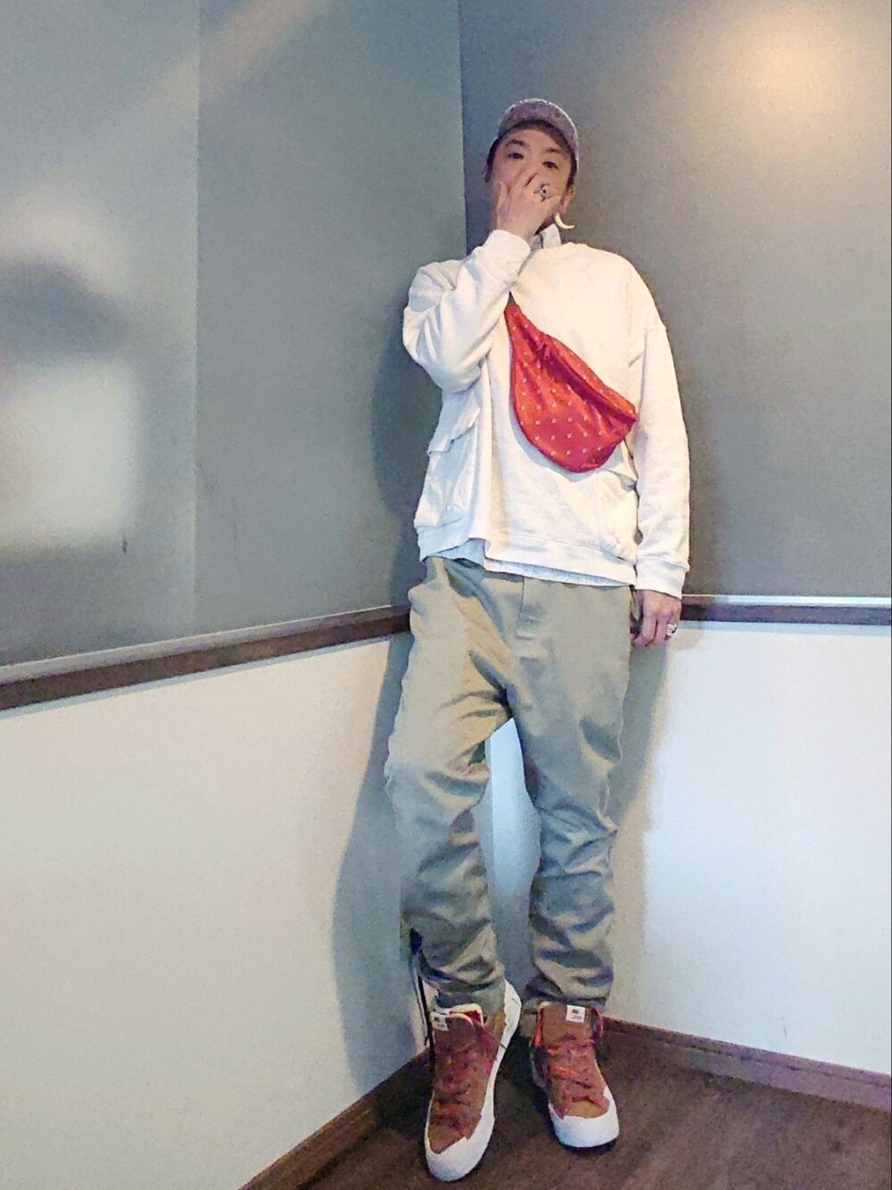 「シンプルコーデ、カジュアル、きれいめカジュアル、スニーカー、淡色コーデ、ミニバッグ、スウェット、Dickies、NIKE、キャップ、はじめましてコーデ」｜「FREAK'S STOREのWEB限定 ビッグシルエット 米綿 ダブルポケット クルーネック スウェット/USAコットン（スウェット、ホワイト系）」を使った、P３さん（メンズ・178cm）の春コーディネートの2枚目の写真
