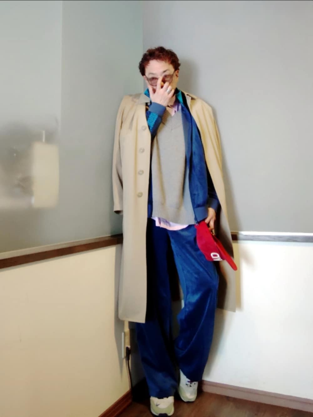 ブルー系のブルゾン、ブルー系のその他パンツ、パープル系のシャツ/ブラウスを着用したメンズの冬コーディネートの2枚目の写真