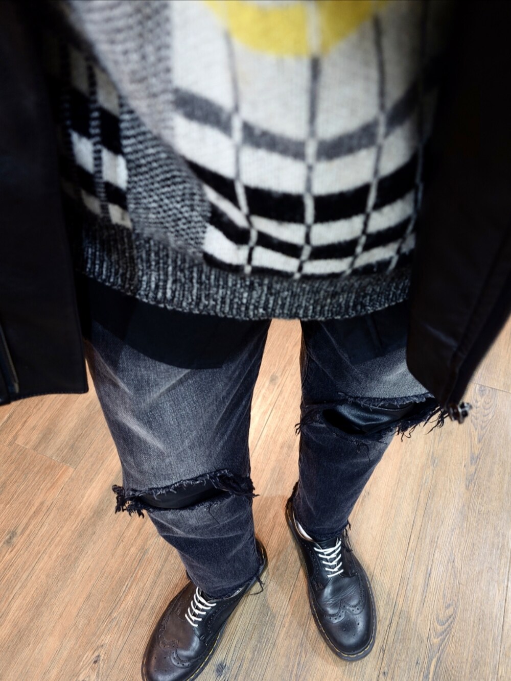 その他のニット/セーター、ブラック系のMA-1、ブラック系のデニムパンツを着用したメンズの秋コーディネートの3枚目の写真