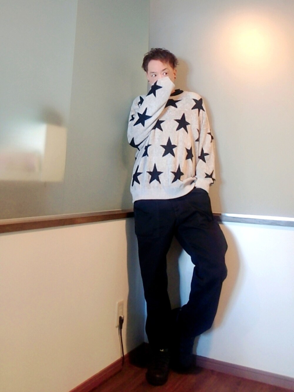 グリーン系のブルゾン、グレー系のニット/セーター、ブラック系のチノパンツを着用したメンズの春コーディネートの2枚目の写真