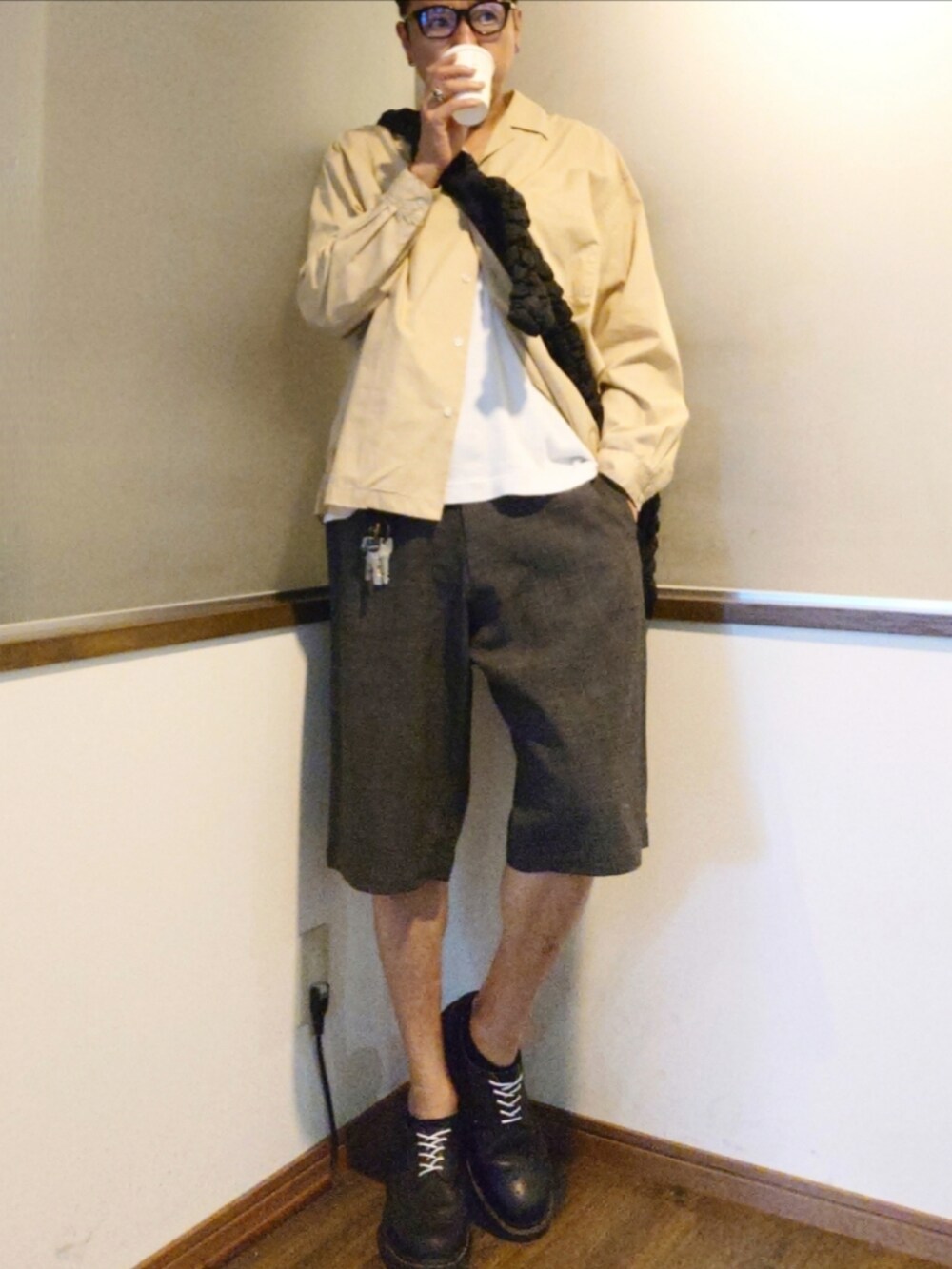 ベージュ系のシャツ/ブラウス、ブラック系のショルダーバッグ、グレー系のスラックスを着用したメンズの夏コーディネートの2枚目の写真