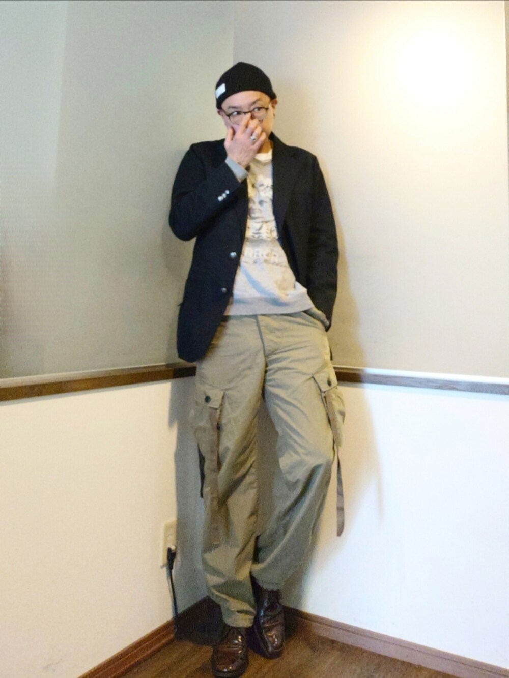 ブルー系のテーラードジャケット、グレー系のスウェット、グリーン系のカーゴパンツを着用したメンズの秋コーディネートの2枚目の写真