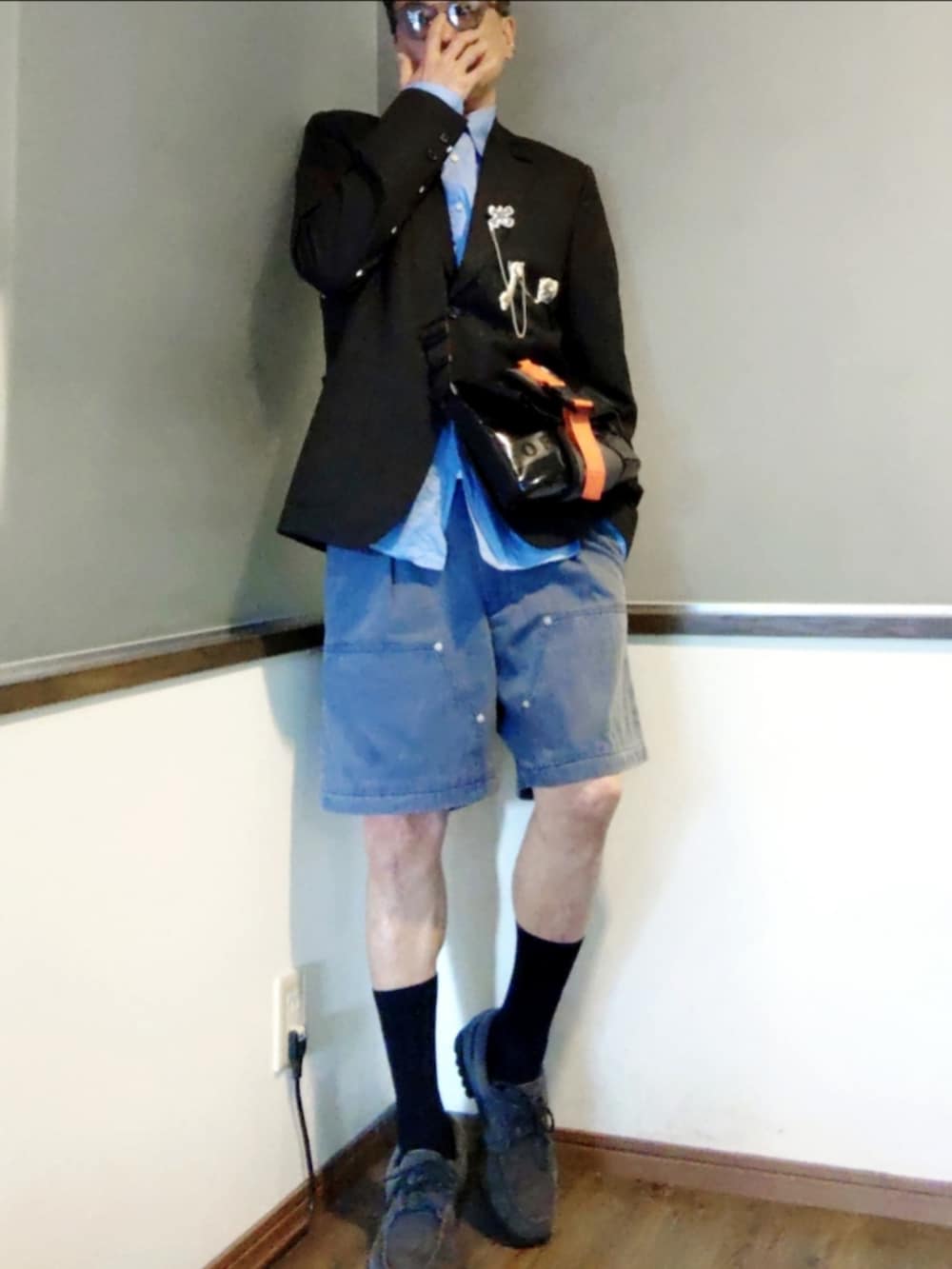 ブルー系のその他パンツ、グレー系のモカシン/デッキシューズ、グレー系のテーラードジャケットを着用したメンズの夏コーディネートの2枚目の写真