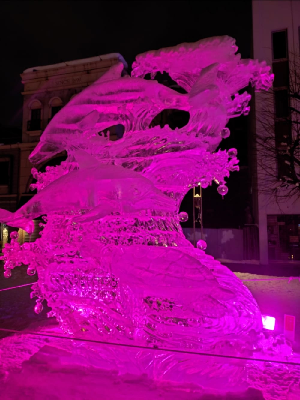 レッド系のブルゾン、ブラック系のピーコート、ホワイト系のデニムパンツを着用したメンズの冬コーディネートの4枚目の写真